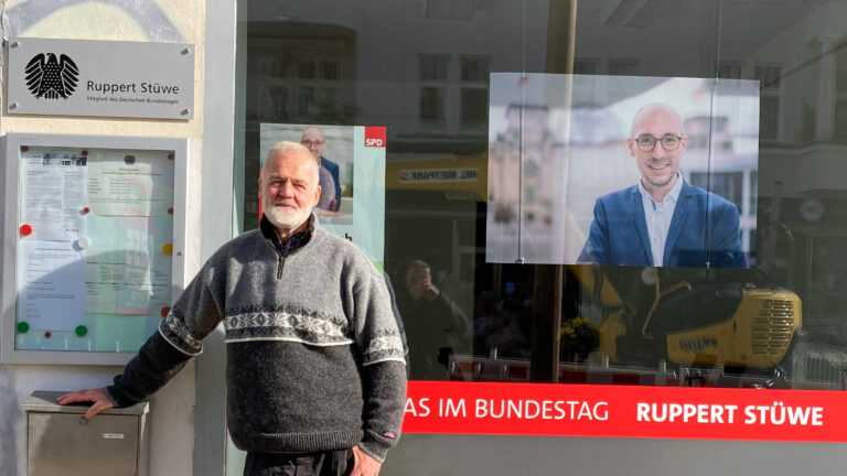 Andreas Wallbaum steht vor dem Wahlkreisbüro