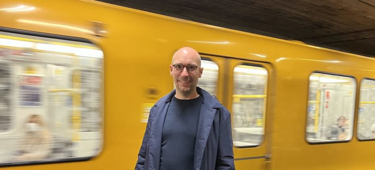 Ruppert Stüwe vor einer U-Bahn