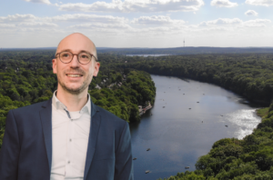 Ruppert Stüwe vor dem Schlachtensee