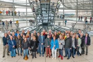 Ruppert Stüwe mit Besuchergruppe