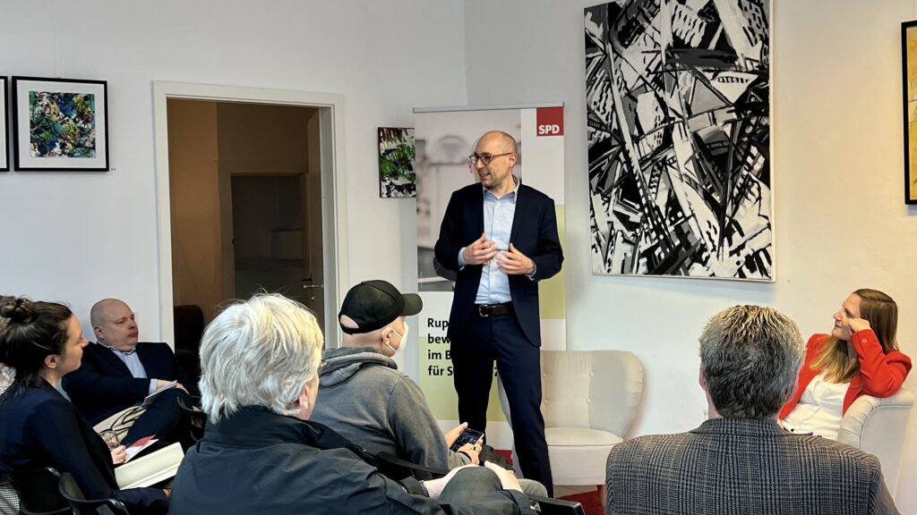 Ruppert Stüwe spricht bei Veranstaltung im Wahlkreisbüro