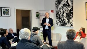 Ruppert Stüwe spricht bei Veranstaltung im Wahlkreisbüro