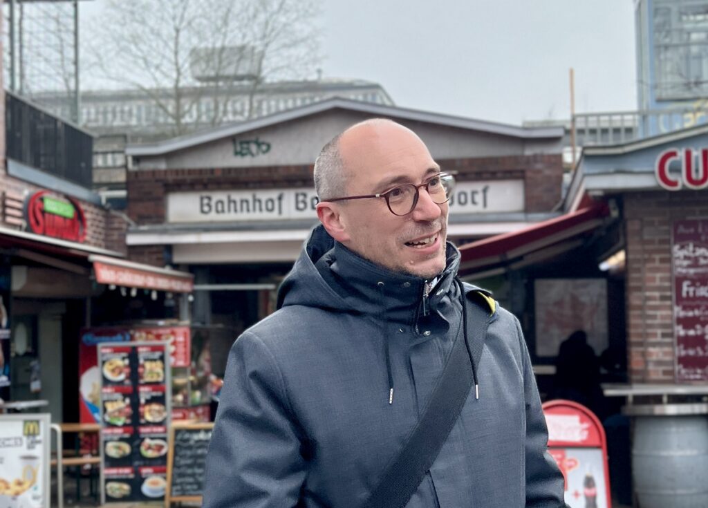 Ruppert Stüwe beim S-Bahnhof Zehlendorf