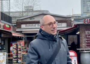 Ruppert Stüwe beim S-Bahnhof Zehlendorf