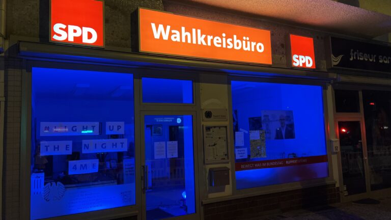 Wahlkreisbüro von Ruppert Stüwe, blau beleuchtet zum Aktionstag der Erkrankung ME/CFS