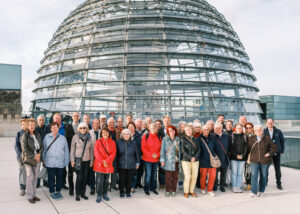Ruppert Stüwe mit einer Besuchergruppe vor der Kuppe des Deutschen Bundestages