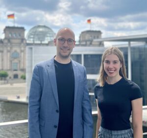 Ruppert Stüwe mit Praktikantin Johanna