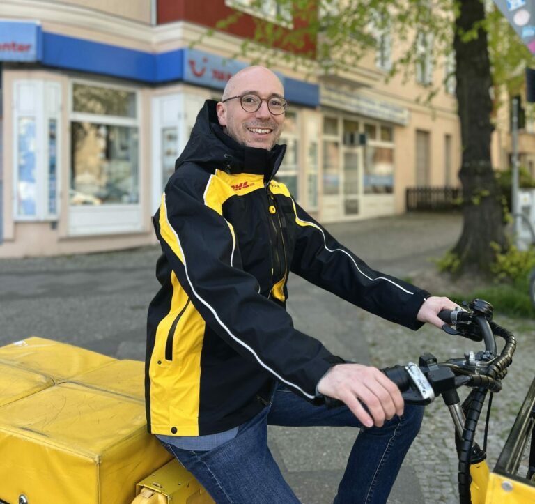 Ruppert Stüwe auf einem Postboten-Fahrrad