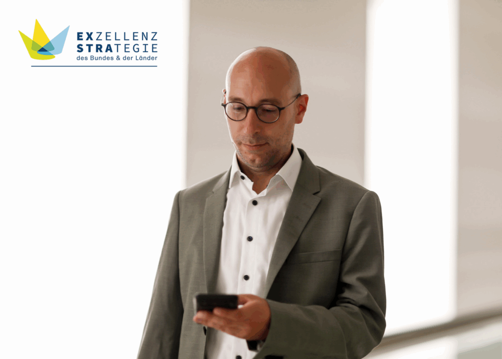 Ruppert Stüwe blickt auf sein Handy
