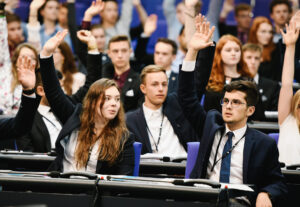 Teilnehmende der parlamentarischen Planspielveranstaltung "Jugend und Parlament" bei einer Abstimmung im Plenarsaal des Deutschen Bundestags. 